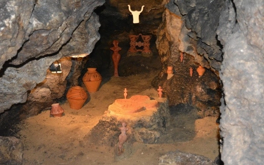 arqueologia - interior da caverna