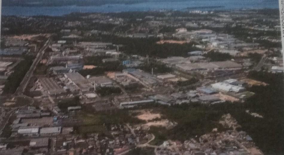 O que explica a existência de muitas indústrias na cidade de Manaus?​