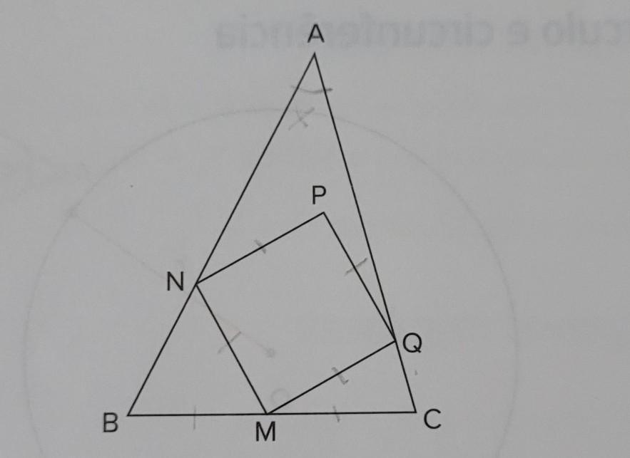 O ponto médio M da base BC do triângulo ABC é vértice do quadrado MNPQ, cujo perímetro é igual ao dobro da medida BC. Os vértices N e Q desse qua