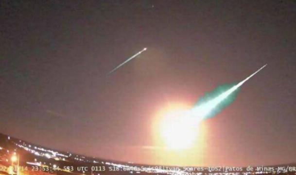 Analise a fotografia de um meteoro na atmosfera:Os meteoros assumem essa característica quando adentram a: A) exosfera B) term