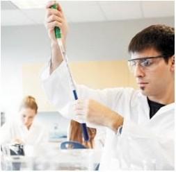 A imagem a seguir mostra um grave erro de procedimento em laboratório. Indique o erro e os riscos que ele pode trazer.